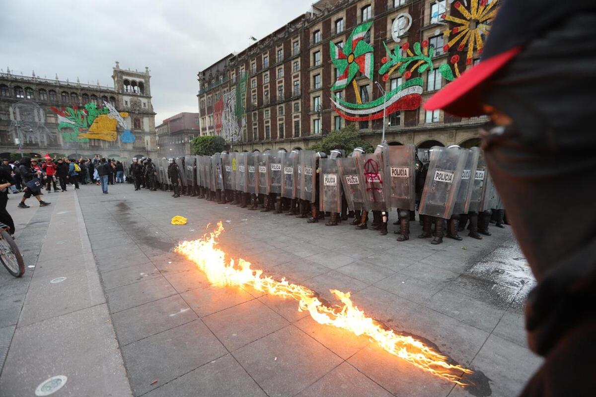 Los policías de CdMx se enfrentaron con los uniformados en la marcha por la masacre de Tlatelolco.