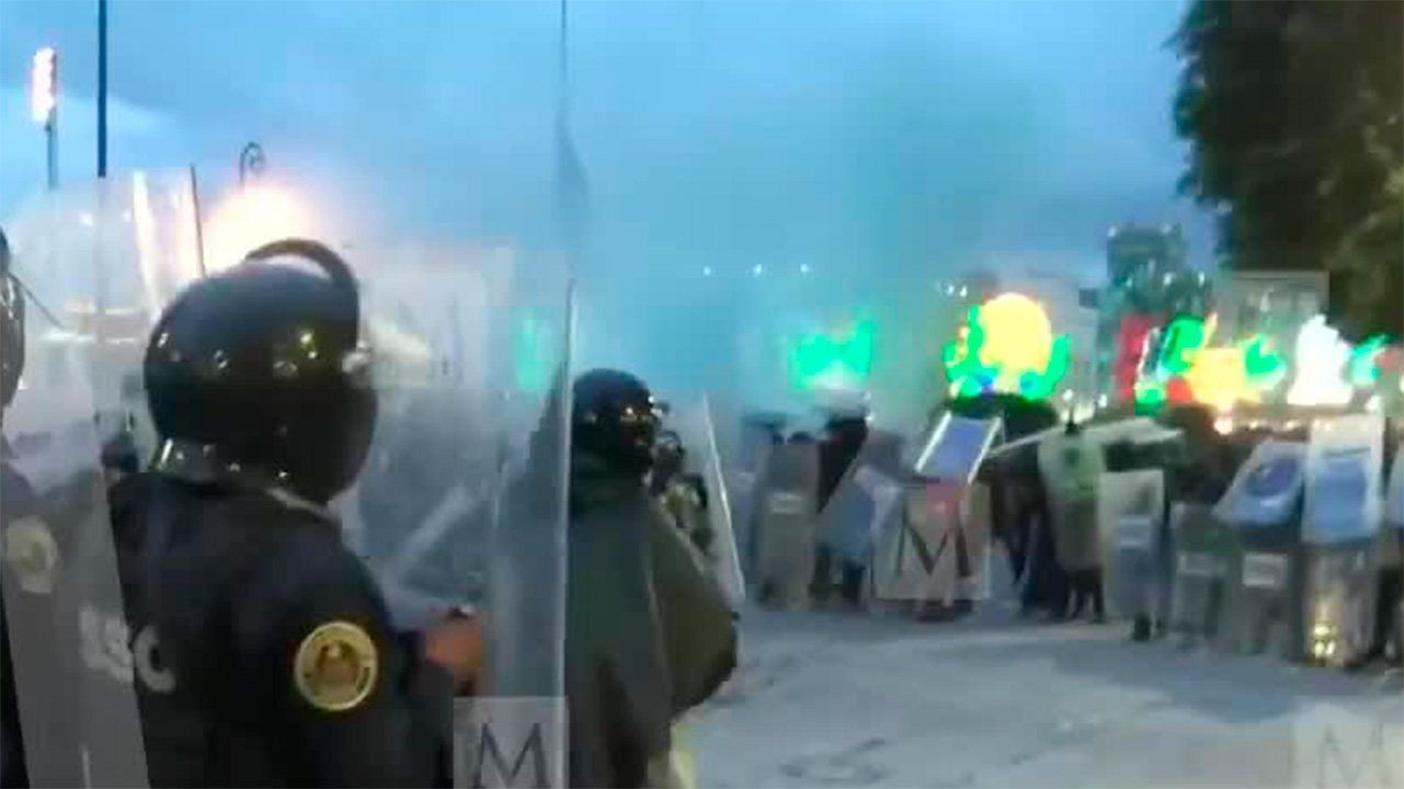 Manifestantes se enfrentan con policías en el Zócalo Capitalino; hombre se convulsiona tras ataque