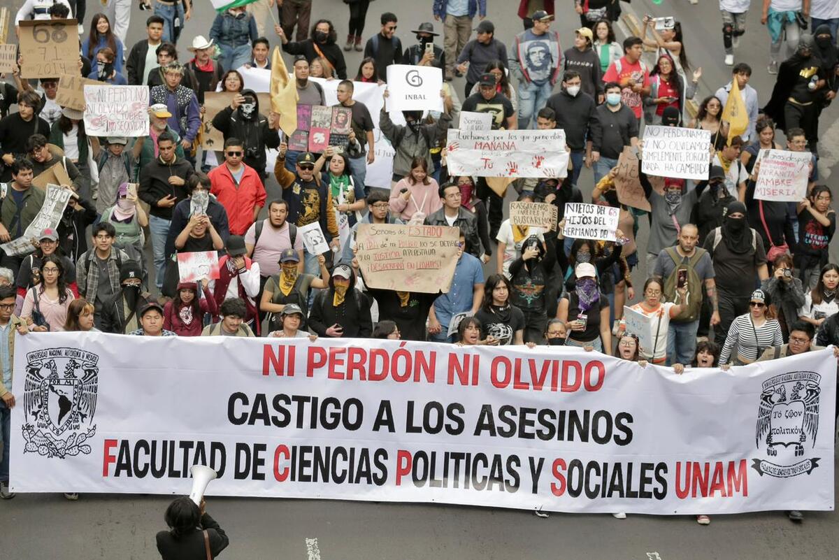 Marcha con pancartas este 2 de octubre. | Ariel Ojeda