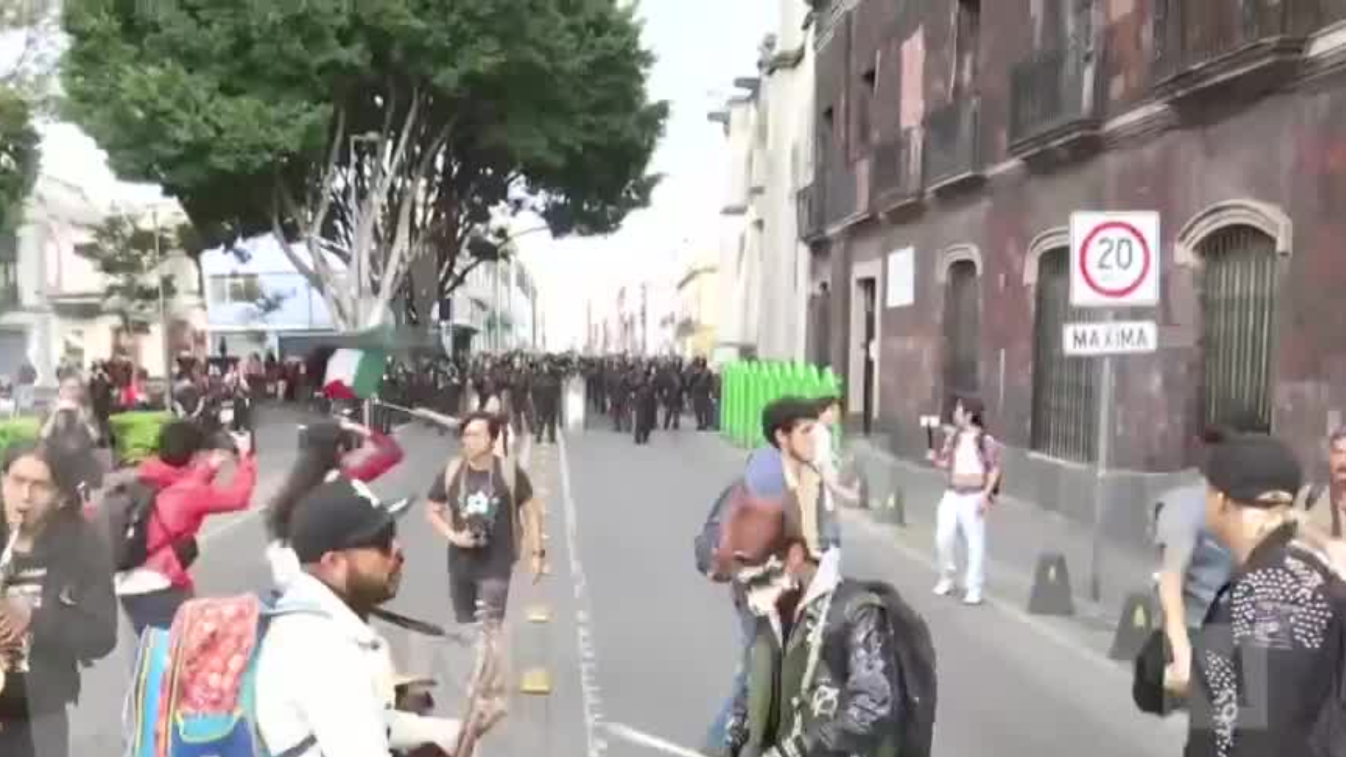 Durante la Marcha del 2 de Octubre personas tocan música a las autoridades