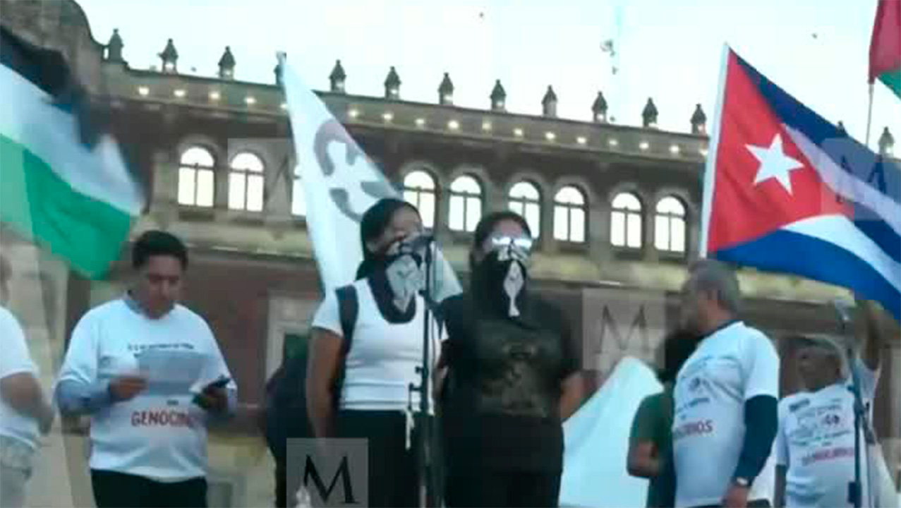 Ofrecen mensaje en el Zócalo durante la marcha por el 2 de octubre