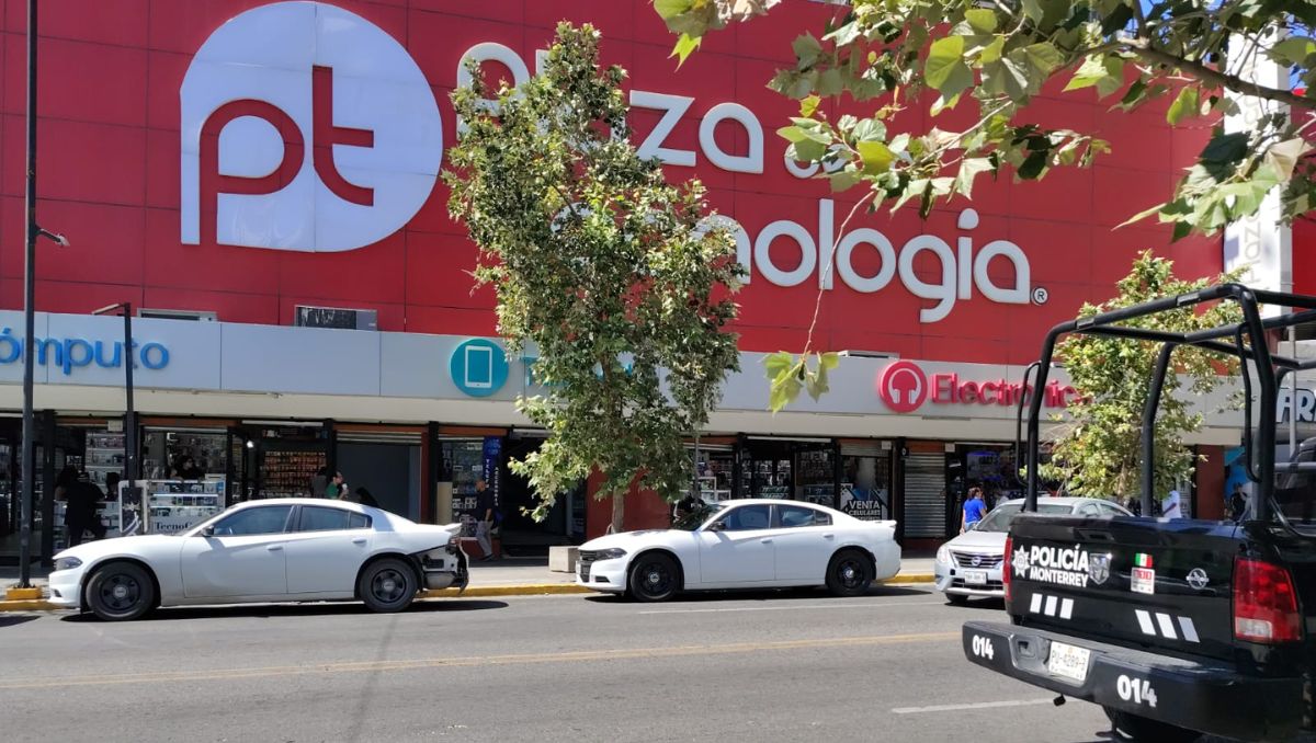 La Policía de Monterrey resguardó los alrededores de la plaza. Agustín Martínez
