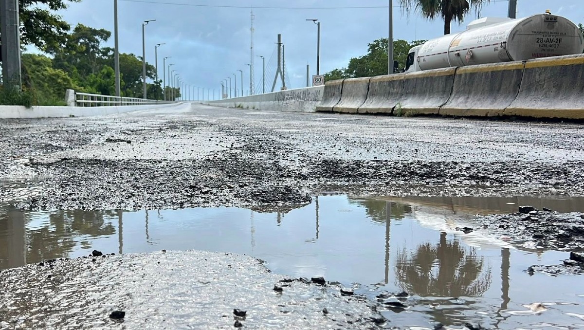 El Puente Tampico registra baches en la carpeta asfáltica, principalmente en sus accesos. (Redes sociales/Objetivo Digital)