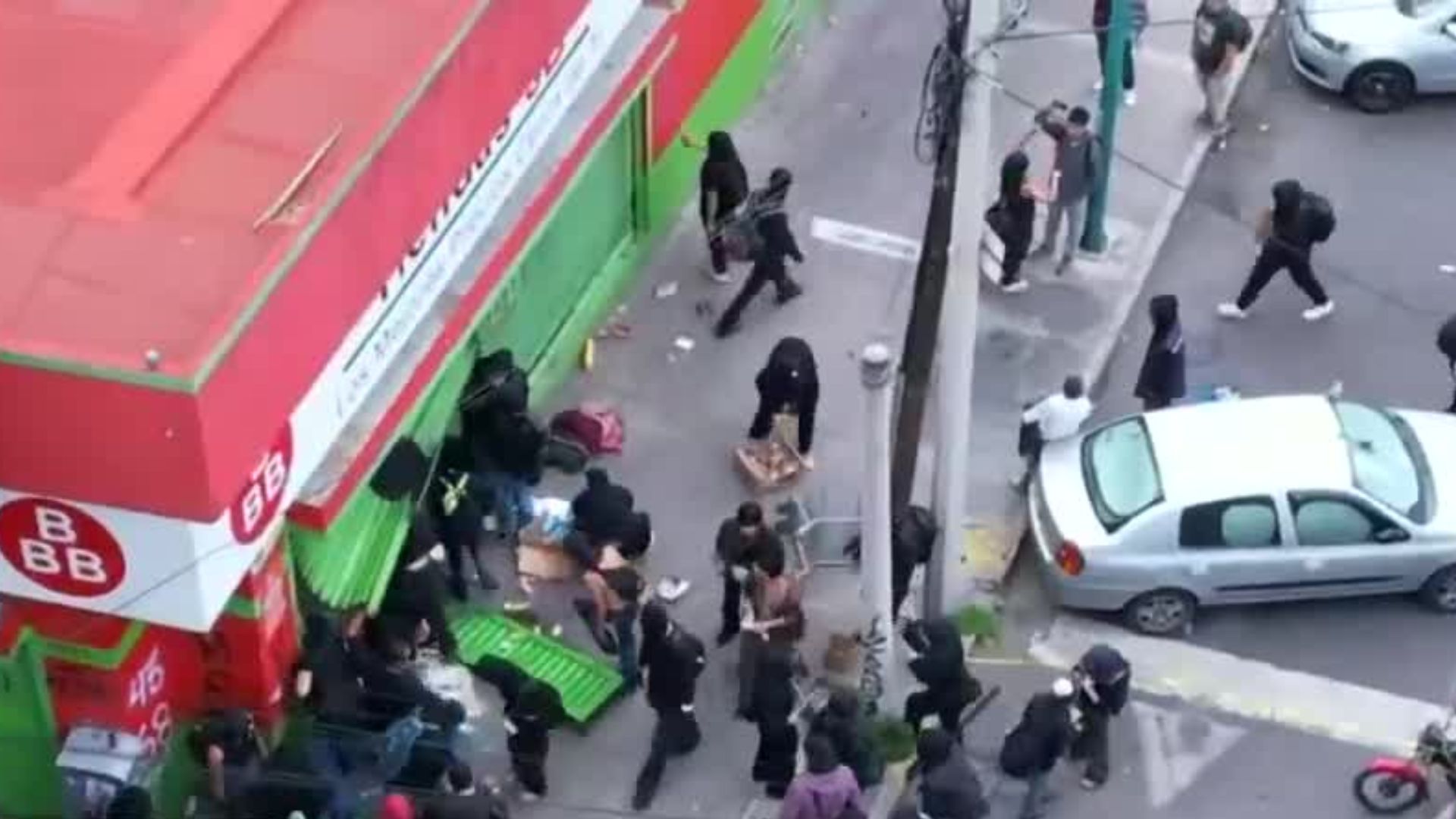 Se reportan dos saqueos de tiendas de conveniencia durante la Marcha del 2 de Octubre