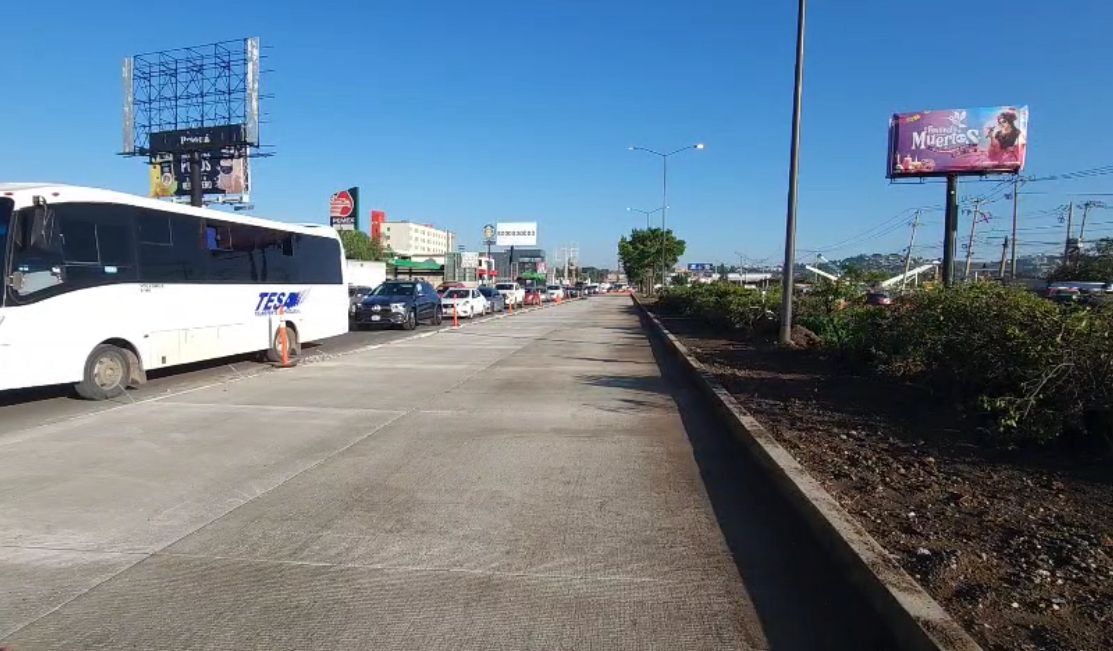 Tráfico vehicular en carretera a Chapala. (Roberto Hurtado)