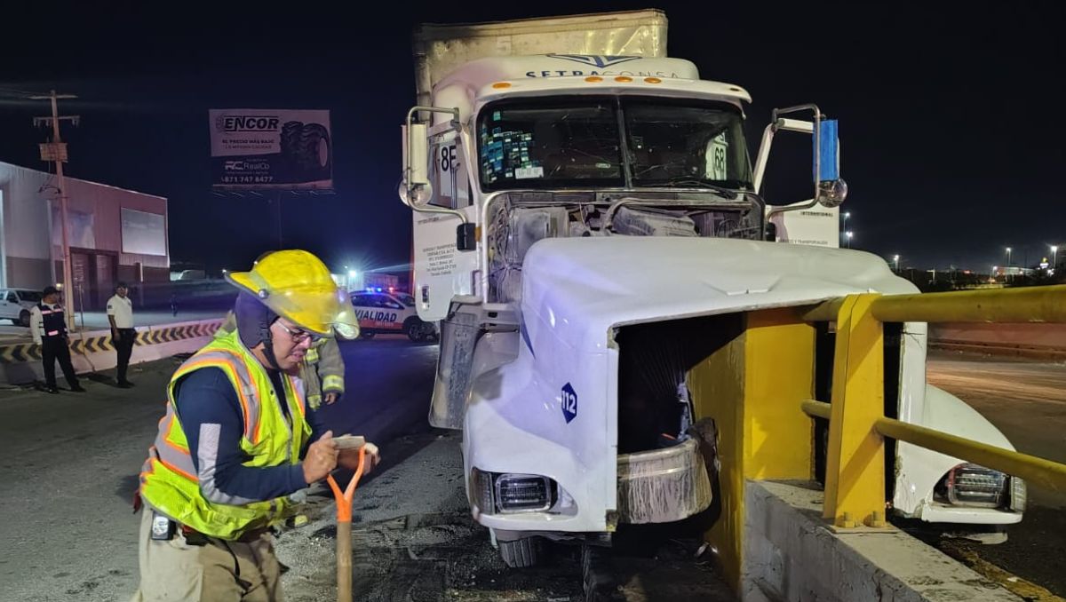 El tráiler quedó varado en pleno periférico tras el choque. | Especial