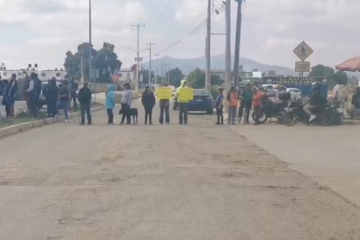Vecinos bloquearon la vialidad Providencia–Chavarría en demanda de su reconstrucción.