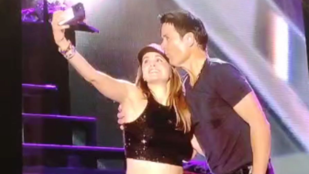Chayanne invitó a una fan lagunera a bailar con él en el escenario durante su concierto. | Especial