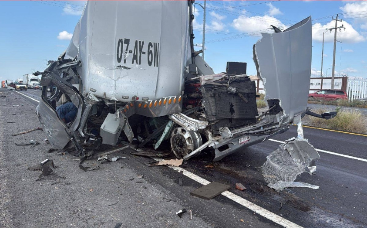 Choque de trailers deja un lesionado en carretera Reynosa-Monterrey. | Especial