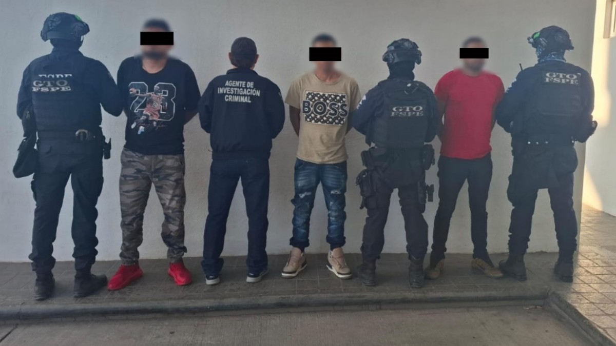 Los tres detenidos, junto con los indicios asegurados, fueron puestos a disposición de la autoridad ministerial competente. Foto: Cortesía.