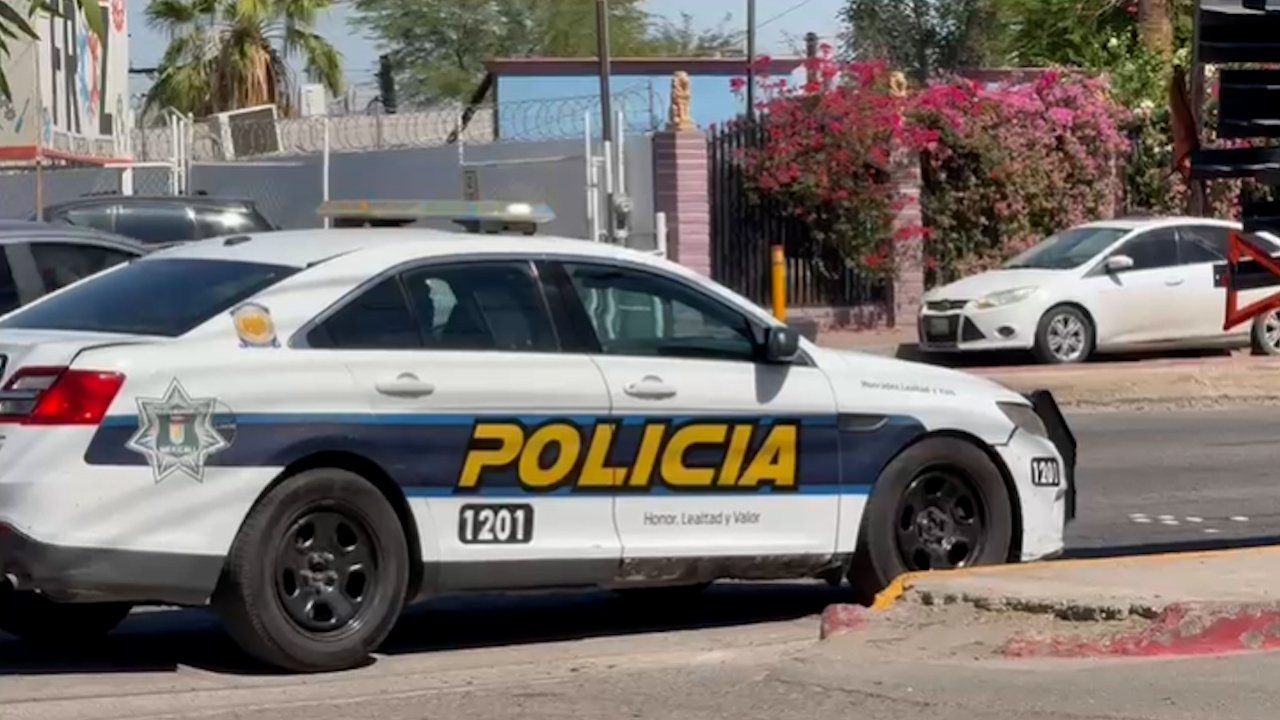 Detienen a dos policías municipales en Mexicali; uno logra escapar