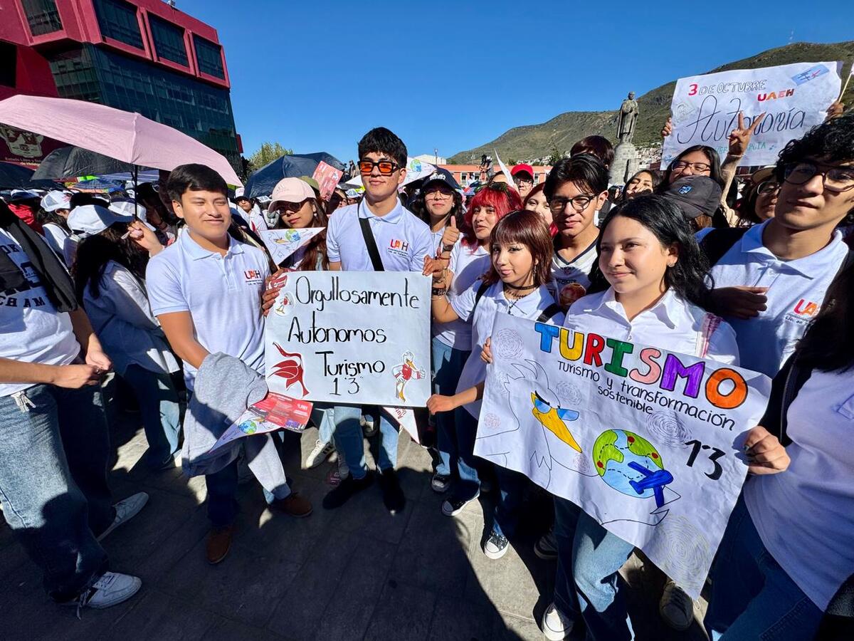 Estudiantes de la UAEH marchan este viernes. (Víctor Valera)