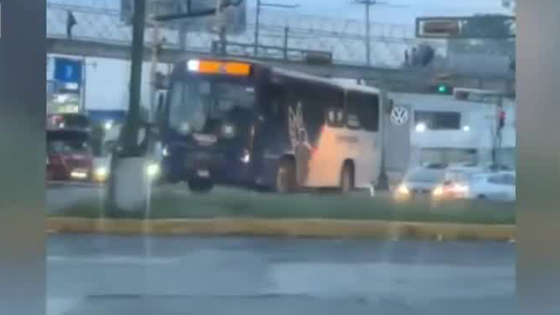 En el Estado de México, un chofer de un autobús expone a pasajeros por ganarle el paso al tren