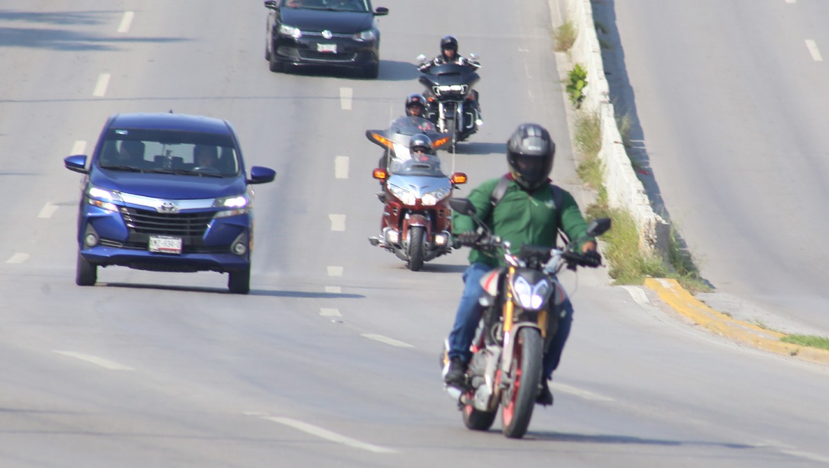 Motociclistas en la Avenida Hidalgo de Tampico. (Yazmín Sánchez)