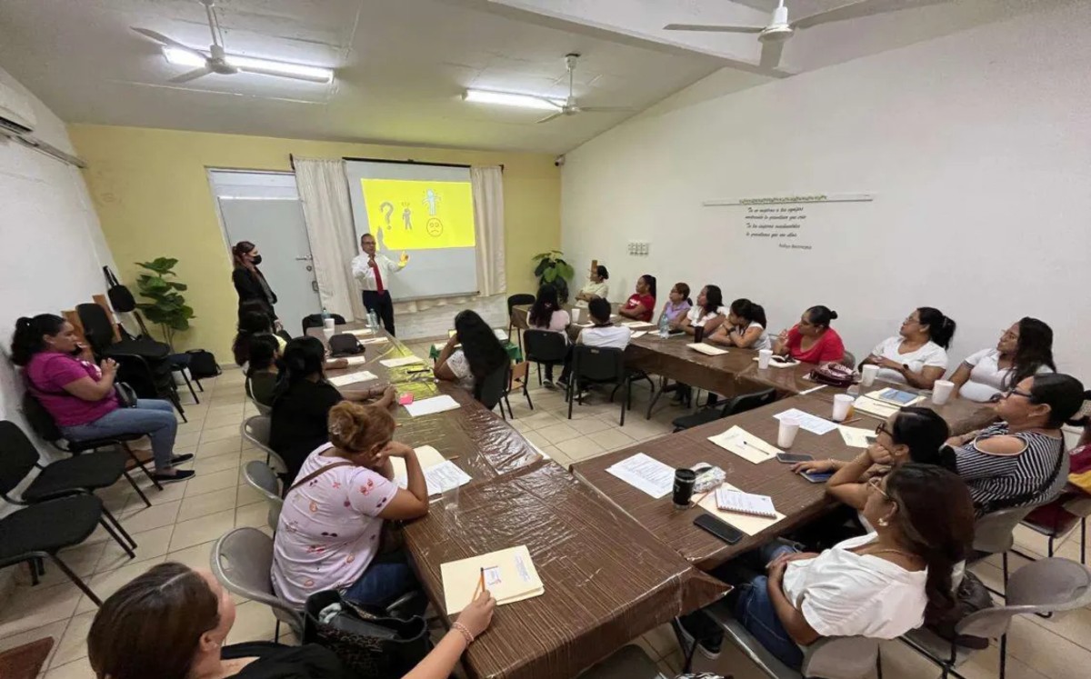 El programa comenzó primero con los padres, posteriormente se aplicará en docentes y finalmente con los alumnos. | Cristina Gómez
