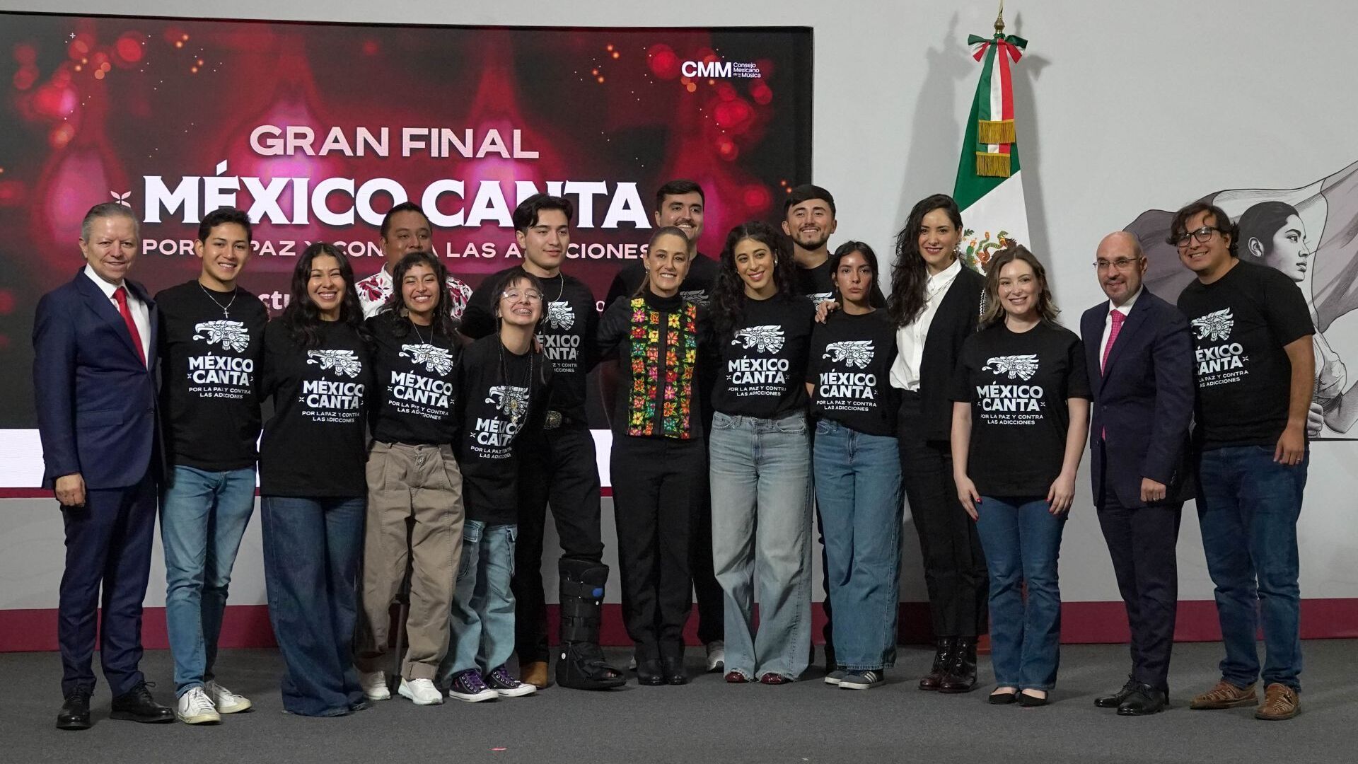 Sheinbaum se fotografía con los semifinalistas del concurso musical 'México Canta'