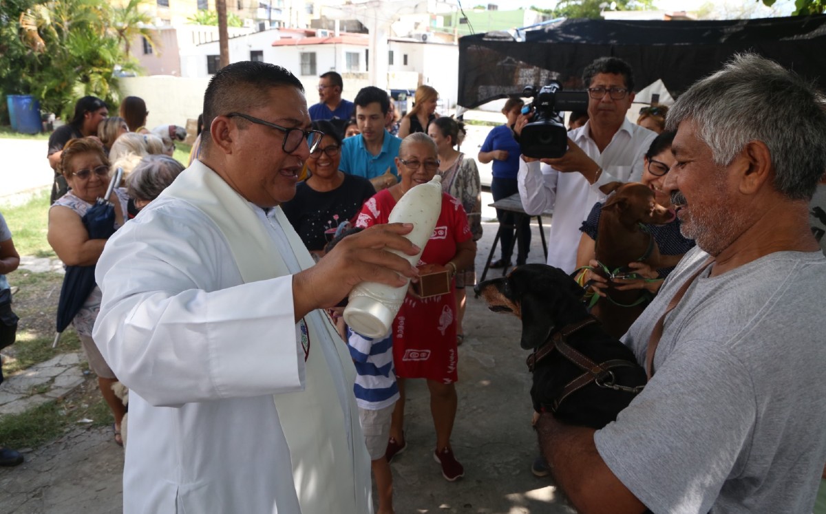 En esta actividad se acostumbra a bendecir a los animales y hacer conciencia ya que son criaturas de dios. | Yazmín Sanchez