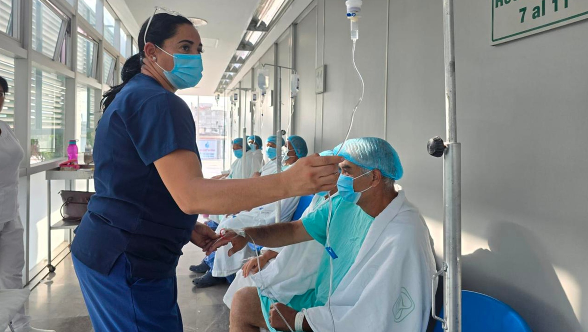 Adultos mayores recuperan la vista con cirugía de cataratas en Puebla | Especial