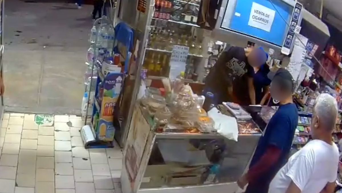 El asalto fue cometido mientras se encontraban dos empleadas y dos clientes dentro de la tienda. | Especial