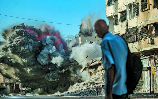 Bombardeos ayer en Gaza mientras pro palestinos marchaban en Bolonia (Italia) y en Ciudad de México. AP, EFE Y REUTERS