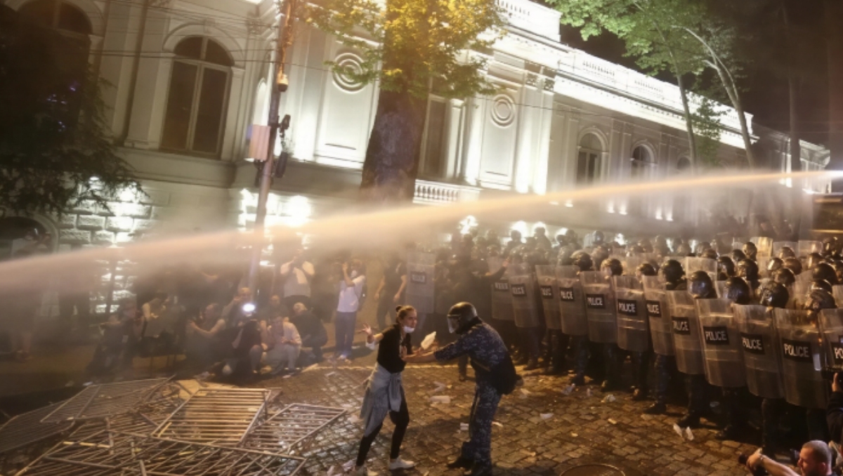 Fuerzas especiales utilizaron cañones de agua y gases lacrimógenos contra los manifestantes. | Especial