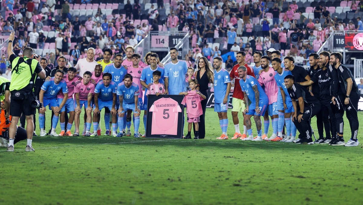 Inter Miami rinde homenaje a Sergio Busquets tras el partido contra New England Revolution (EFE)
