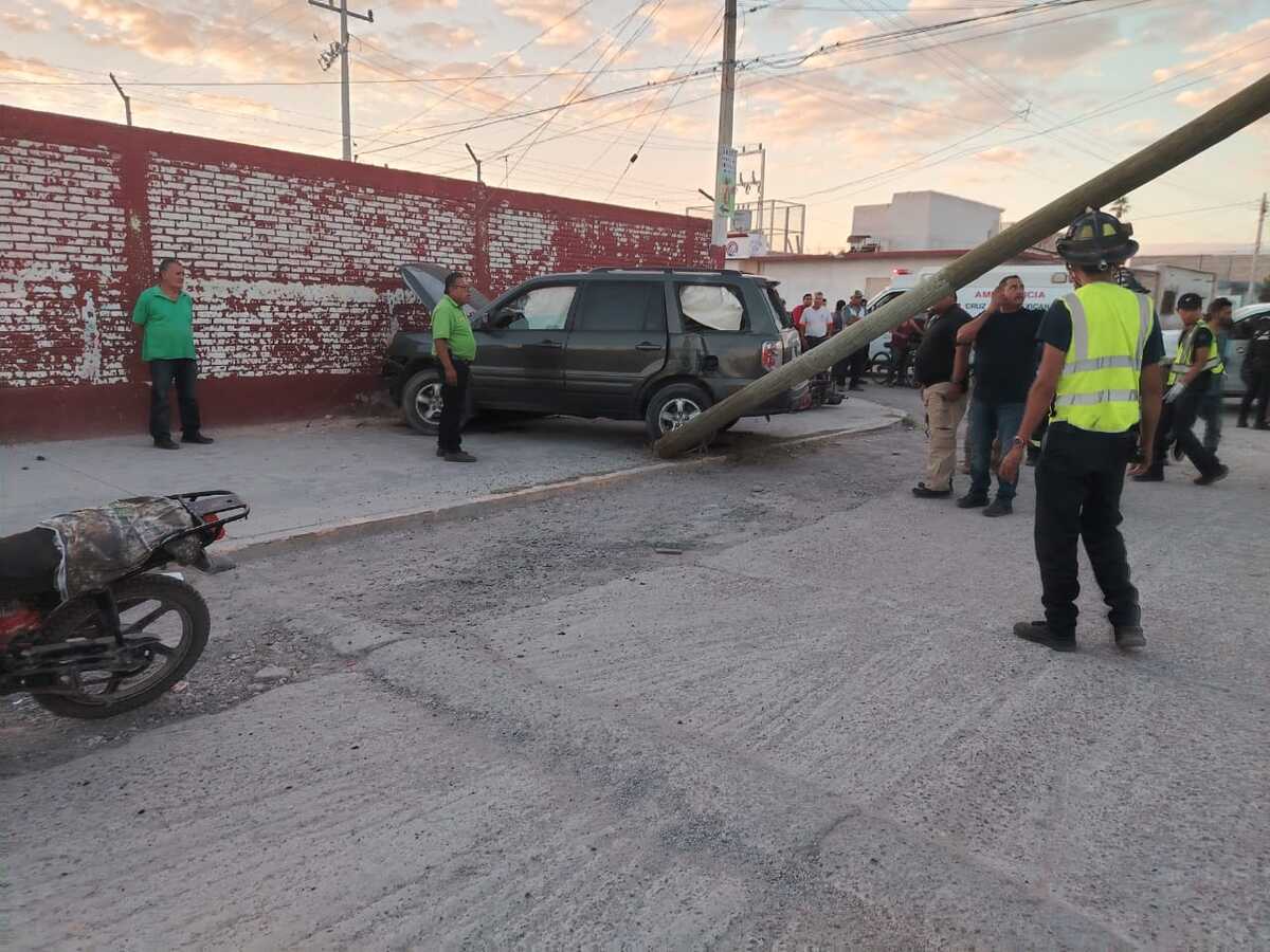 Jóvenes en moto le quiebran el cristal a una camioneta,  el propietario les da alcance y los atropella dejándolos prensados en una barda. | Especial