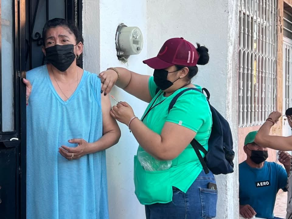 Mujer recibiendo vacuna contra el sarampión | Especial