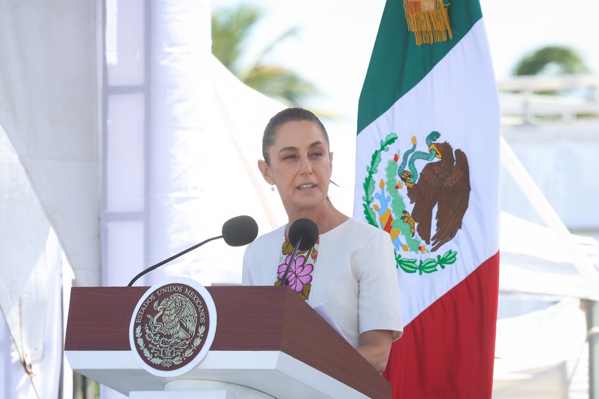 La Presidenta encabezó el evento por los 204 años de la Armada de México. | Semar