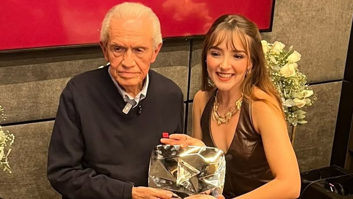 El productor  Miguel Ángel Herros y Elaine Haro con la PLaca | Especial