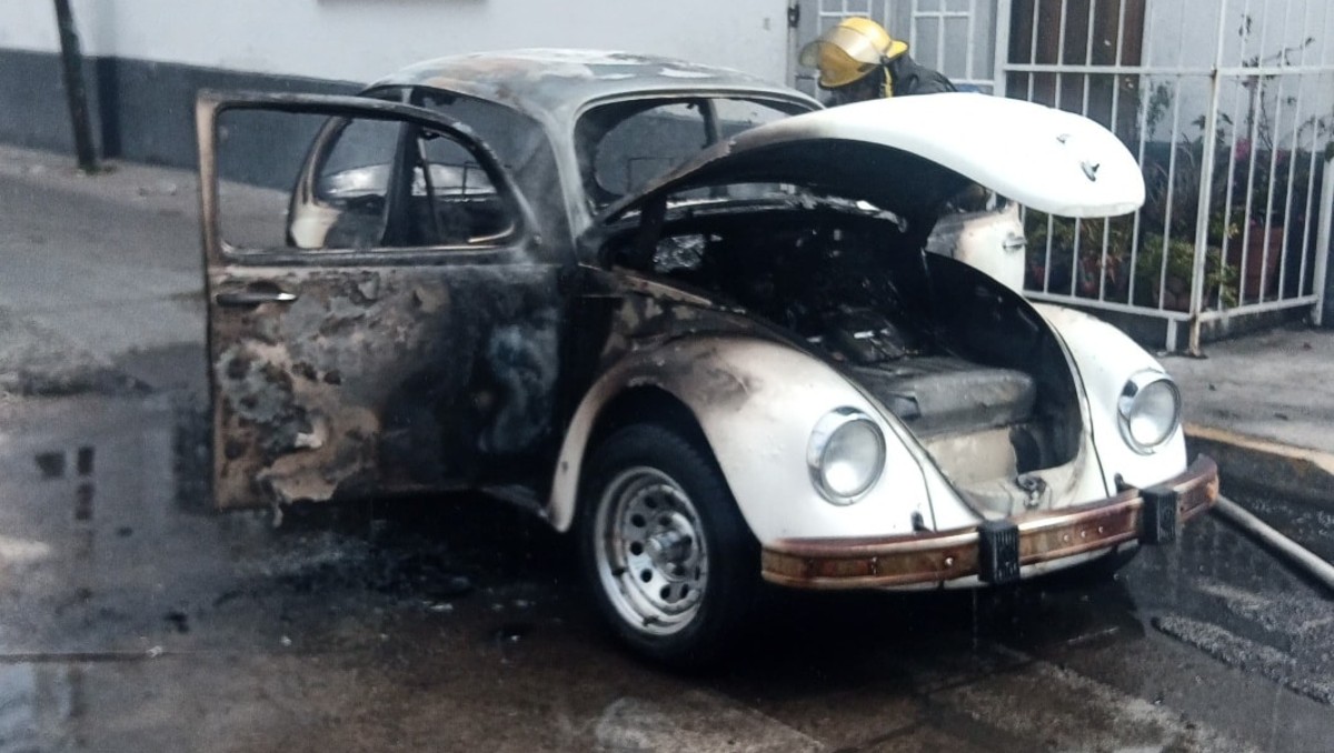 Un automóvil se prendió en llamas en la intersección de las calles Miguel Hidalgo y Melchor Ocampo | FOTO DE PROTECCIÓN CIVIL Y BOMBEROS CELAYA