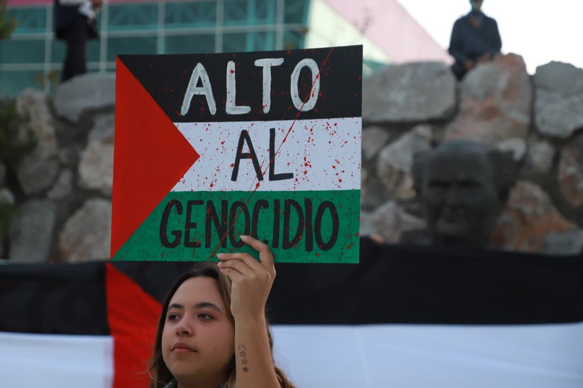 El busto de David Ben Gurión sufrió daños durante la protesta por Palestina en Pachuca. (Jorge Sánchez)