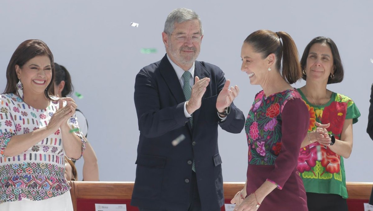 Clara Brugada aplaude a Claudia Sheinbaum en su primer informe. | Ariel Ojeda