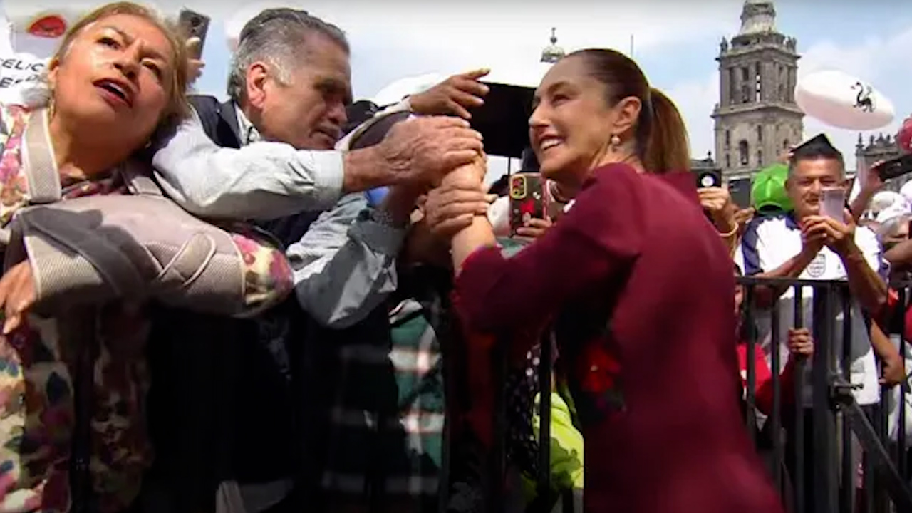 Claudia Sheinbaum saluda a simpatizantes en el Zócalo de CdMx previo a mensaje por primer año