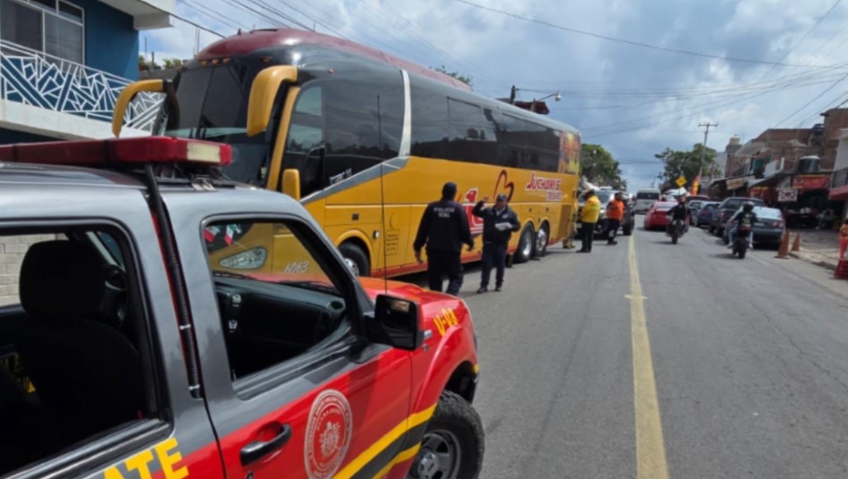 Conductor de un autobús turístico fue prensado por su unidad en La Sauceda, Guanajuato capital. | Foto Bomberos Simub AC