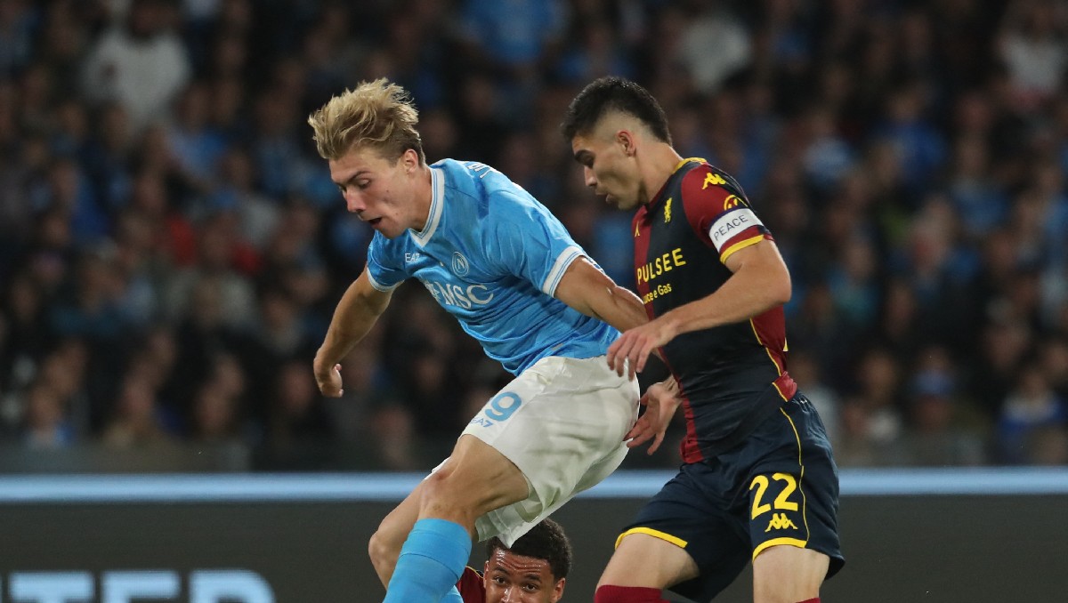 Johan Vásquez y Genoa siguen sin ganar en la Serie A tras caer ante el Napoli (AFP)