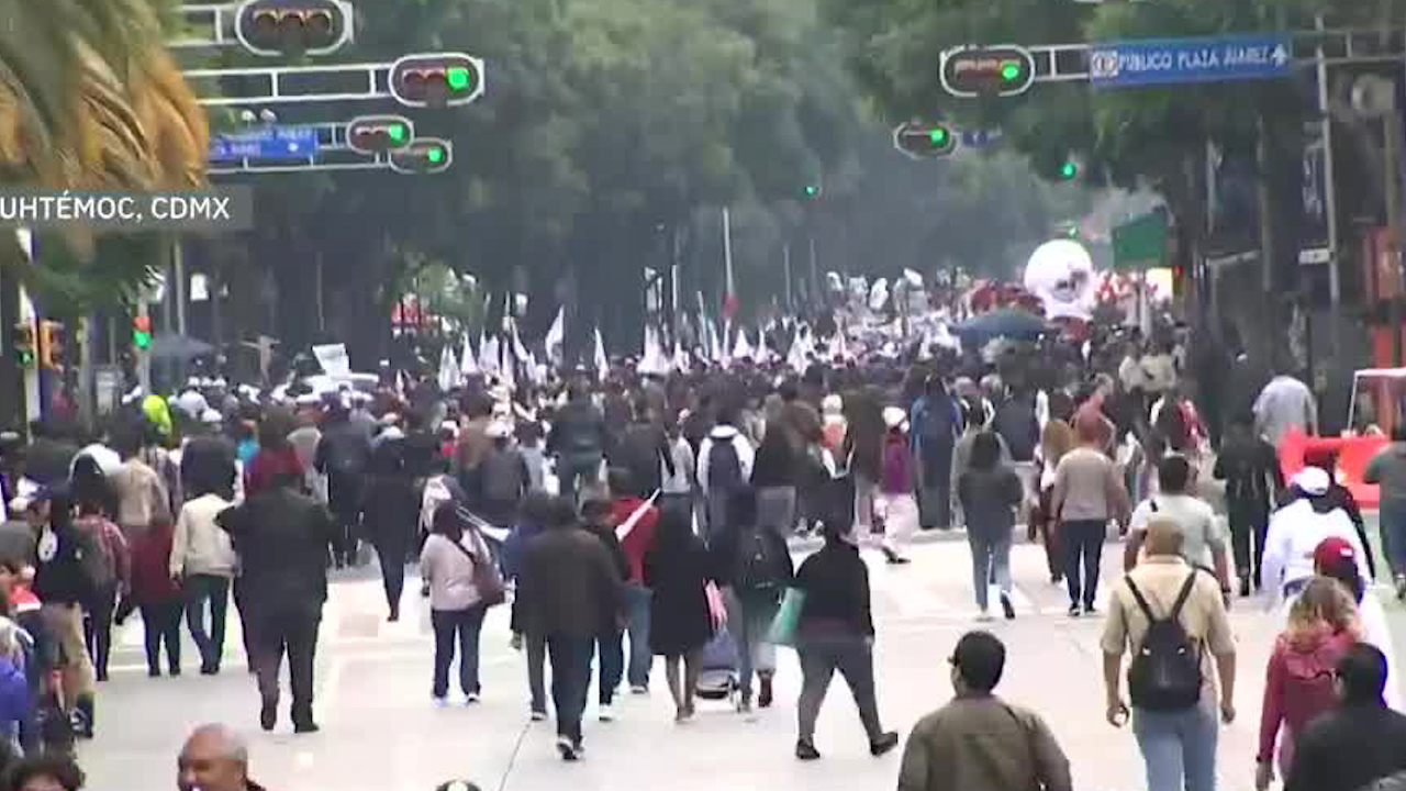 Miles de personas abarrotan la avenida Juárez por informe de Claudia Sheinbaum en el Zócalo