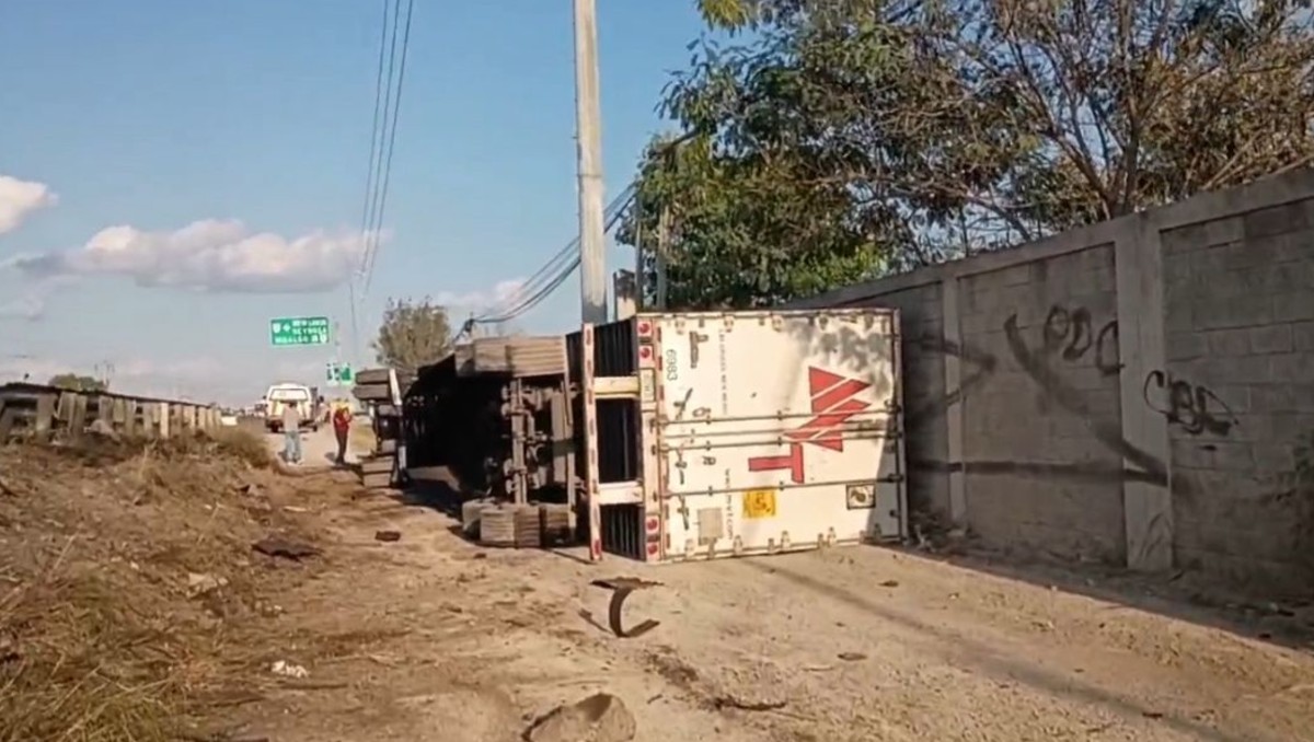 La pesada unidad terminó volcada a un costado del camino. Foto: Especial