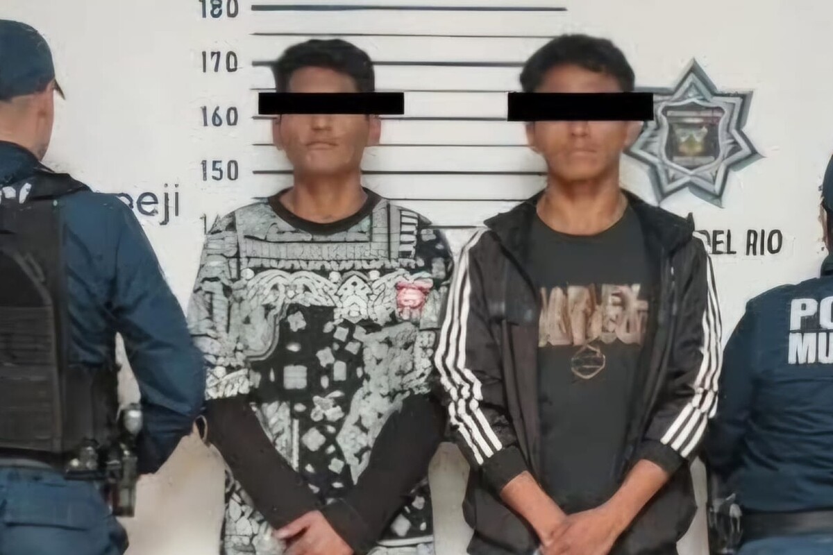 Un reporte ciudadano derivó en la detención de dos presuntos narcomenudistas que intentaban vender droga a adolescentes en Tepeji del Río.