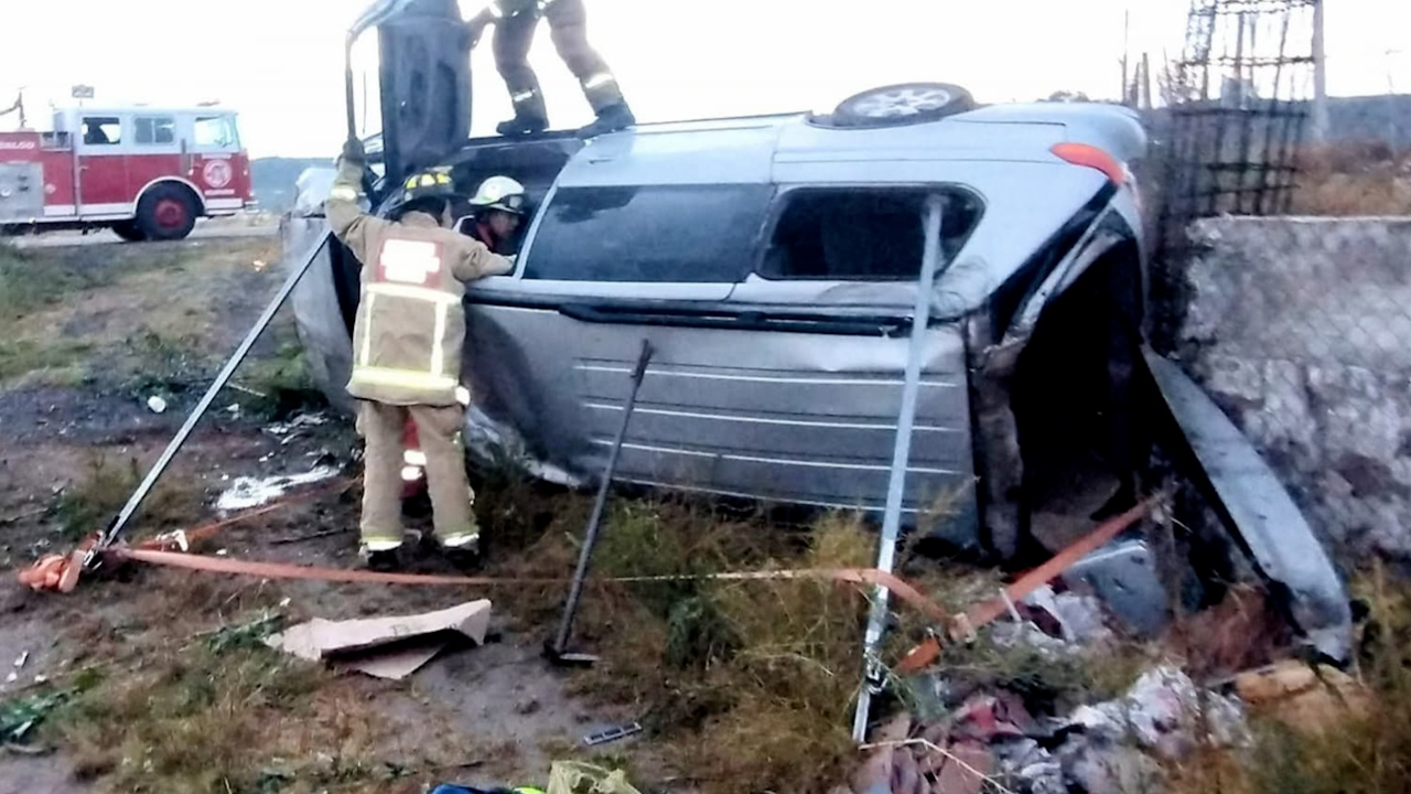 Rescatan a dos personas prensadas tras volcadura en la carretera Pachuca–Ciudad Sahagún