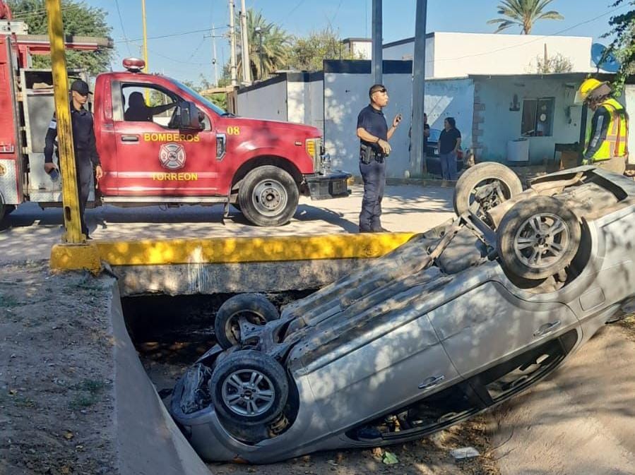 Un vehículo Chevrolet tipo sedán terminó volcado sobre su toldo en un canal sin agua.| Archivo