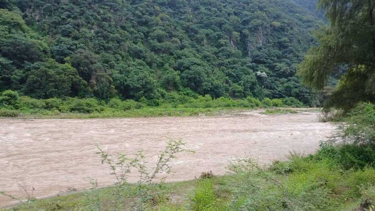 Autoridades en Hidalgo mantienen restringido el paso hacia varias comunidades por el aumento del río Amajac