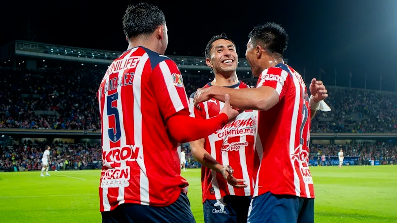 Chivas remonta en CU y agrava la crisis de Pumas