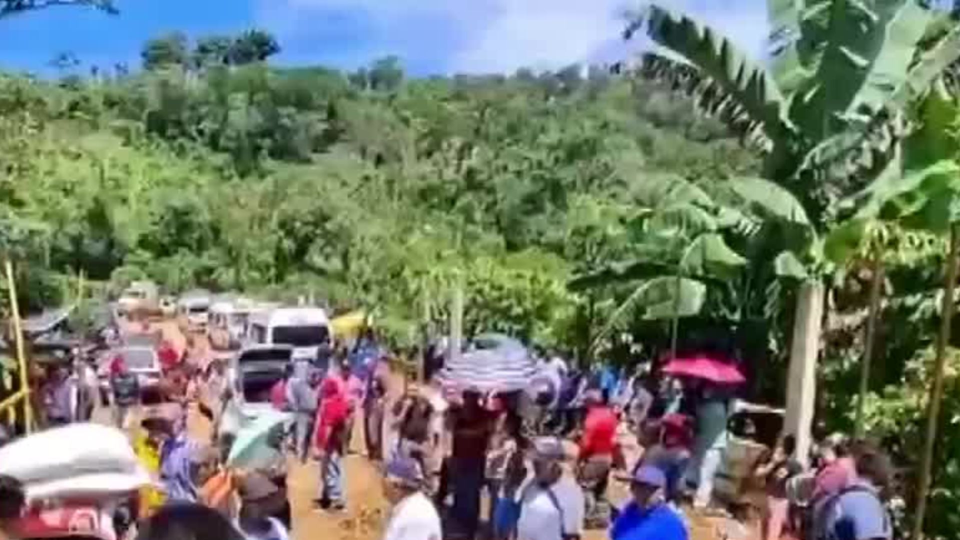 Ciudadanos de Tapachula realizan un bloqueo y exigen reconstrucción de un puente