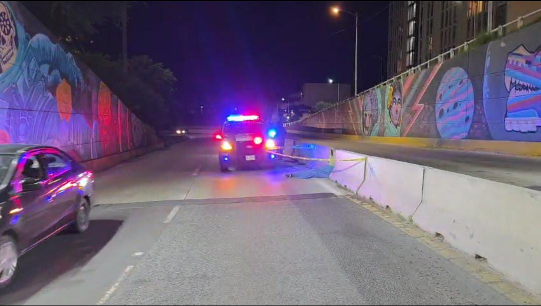 El cuerpo del hombre quedó en el paso a desnivel. (Vicente Torres)