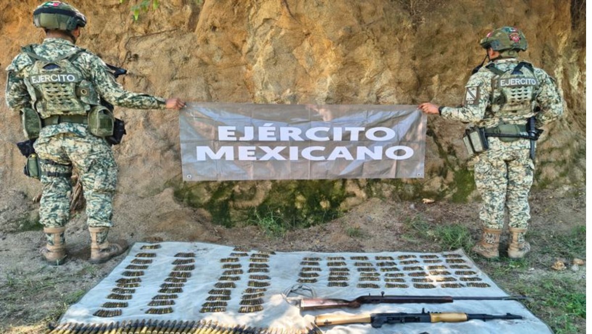 Elementos del Ejército mexicano aseguraron armas de fuego, cartuchos y cargadores durante los operativos.  | Foto: Especial