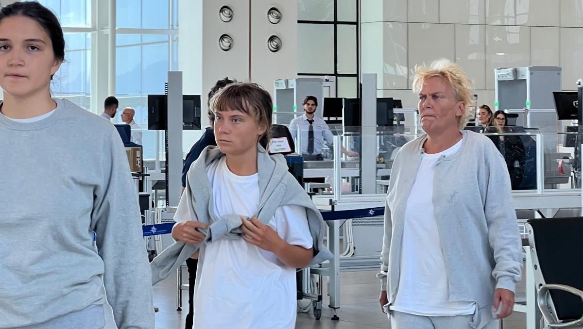 Greta Thunberg fue expulsada de Israel, tras denuncias de maltrato. | X