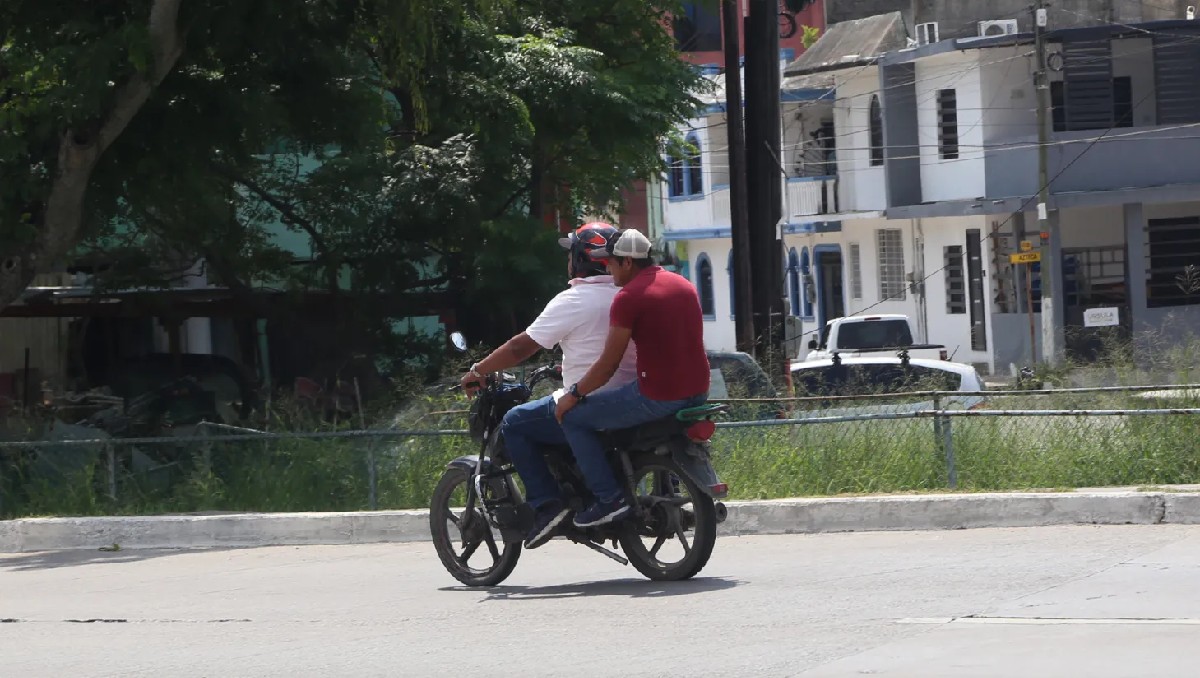 Motociclistas circulan sin placas y protección elemental en la zona sur de Tamaulipas. (Yazmín Sánchez)