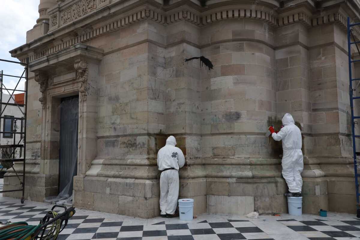 Personal especializado del INBAL trabaja en la limpieza de grafitis y la recuperación del Reloj Monumental. (Jorge Sánchez)