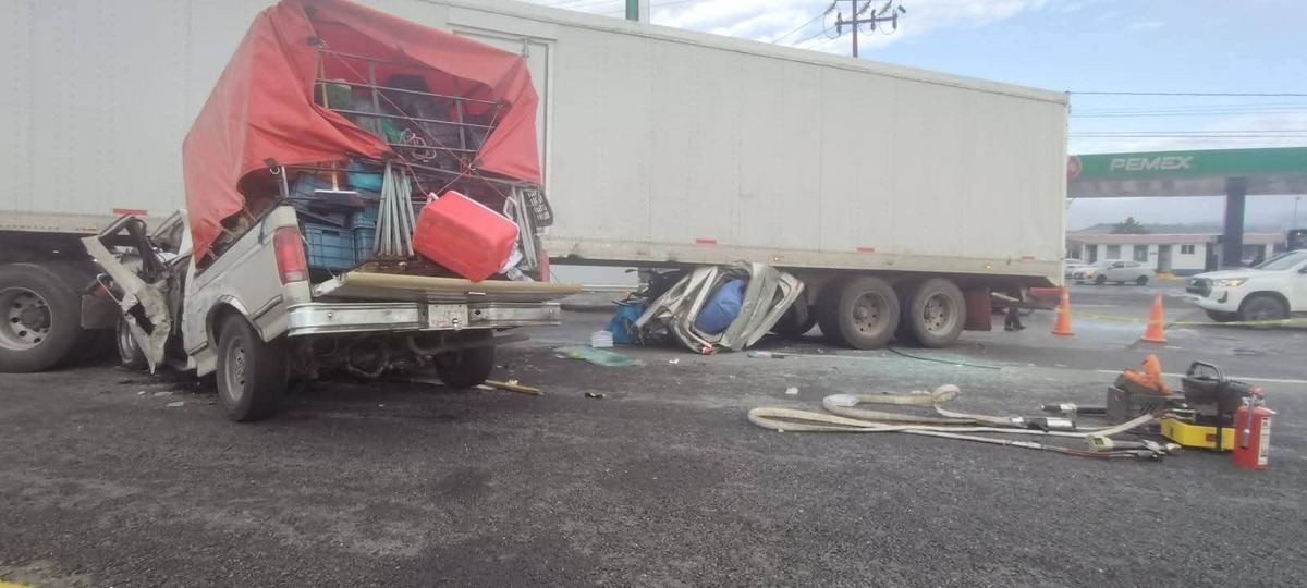 Tres personas perdieron la vida en accidente sobre la carretera México–Tuxpan.